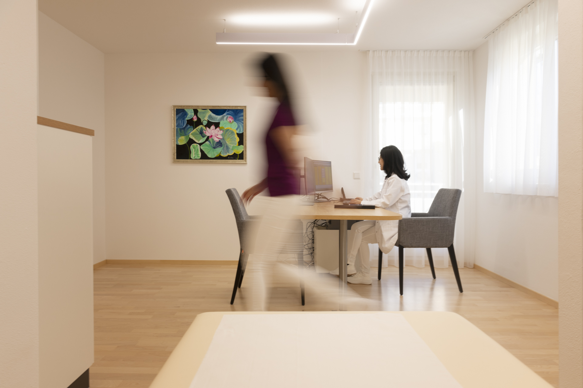 Dr-Di-Chen-Koenig-Behandlungszimmer-Arbeit