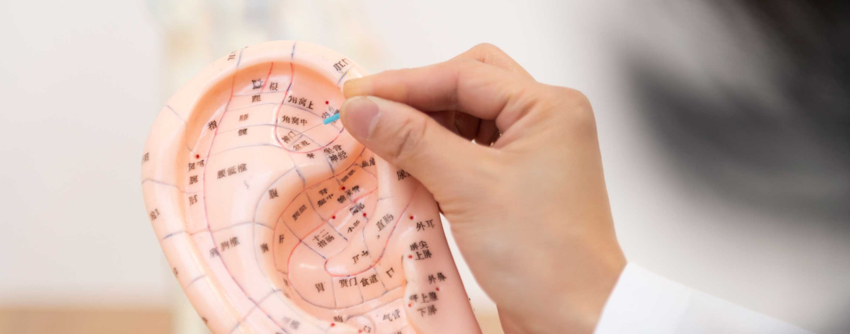 Dr-Di-Chen-Koenig-Header-TCM-Ohr-B2800xH1100px