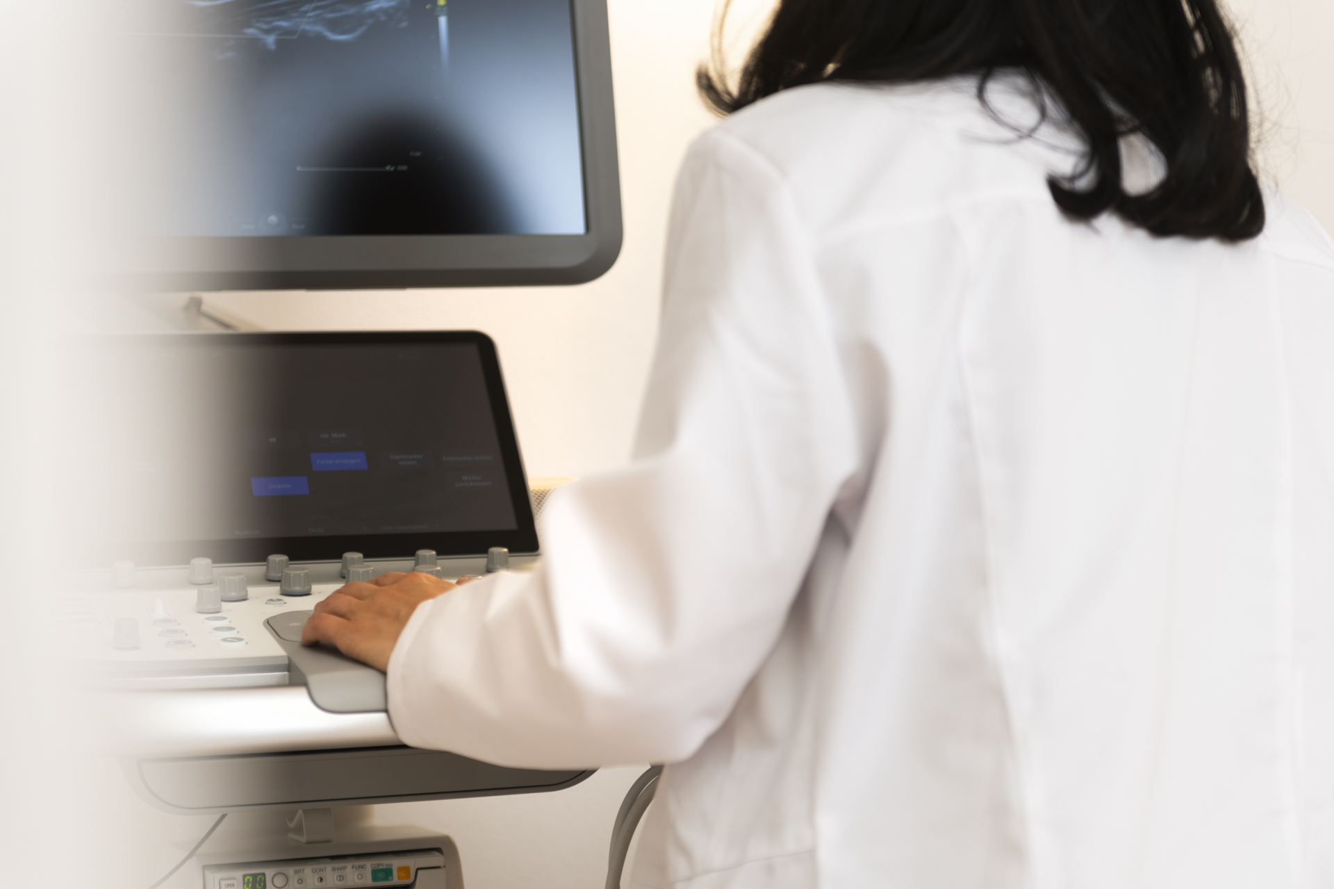 Dr-Di-Chen-Koenig-Schallgeraet-Arbeit